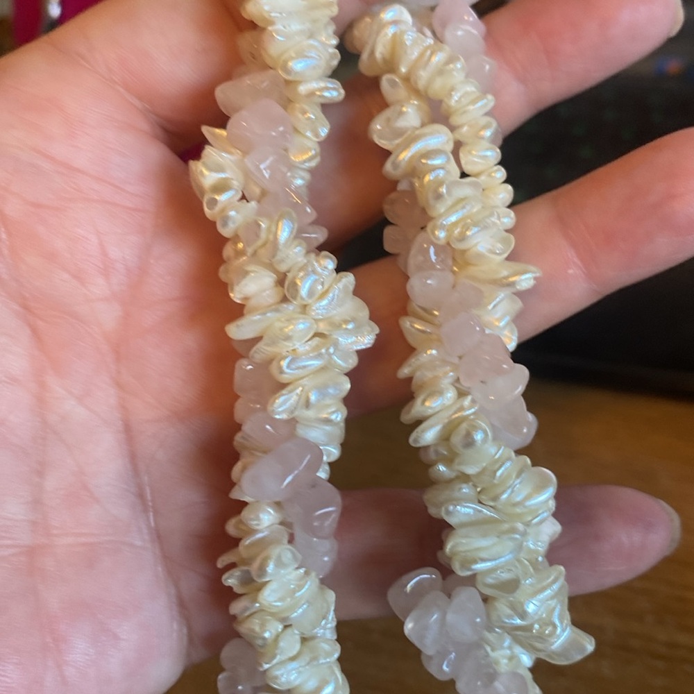 Gorgeous mother of Pearl and pink quartz necklace (JJ) - Picture 8 of 8